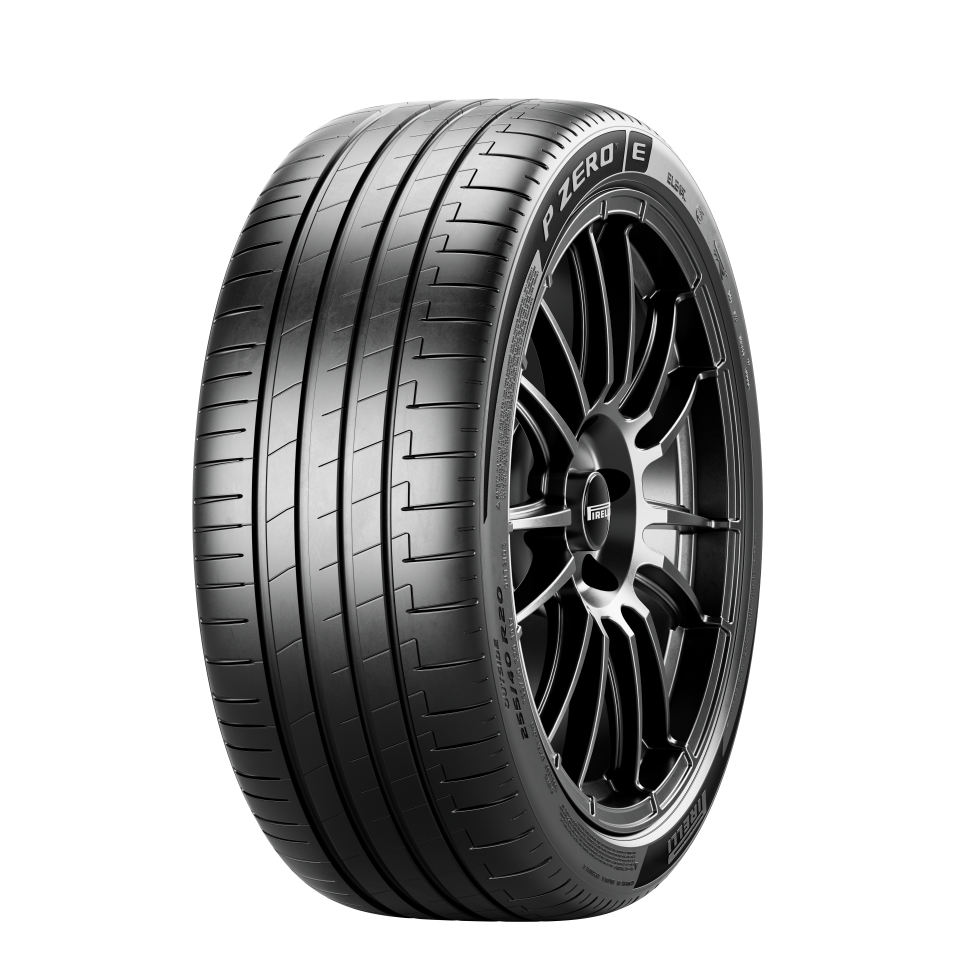 voiture tremble - image text teaser - pneus pirelli p zero